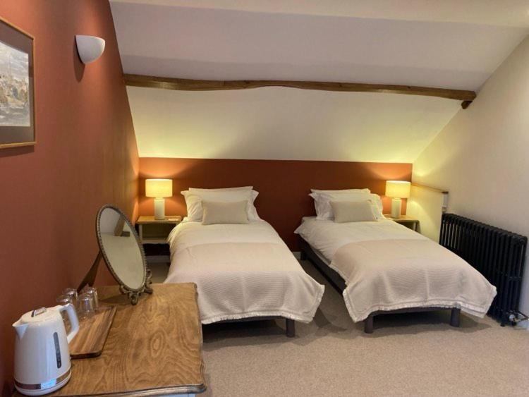 Chambres & Table D'Hotes De La Vieille Ferme Salon-la-Tour Exterior photo