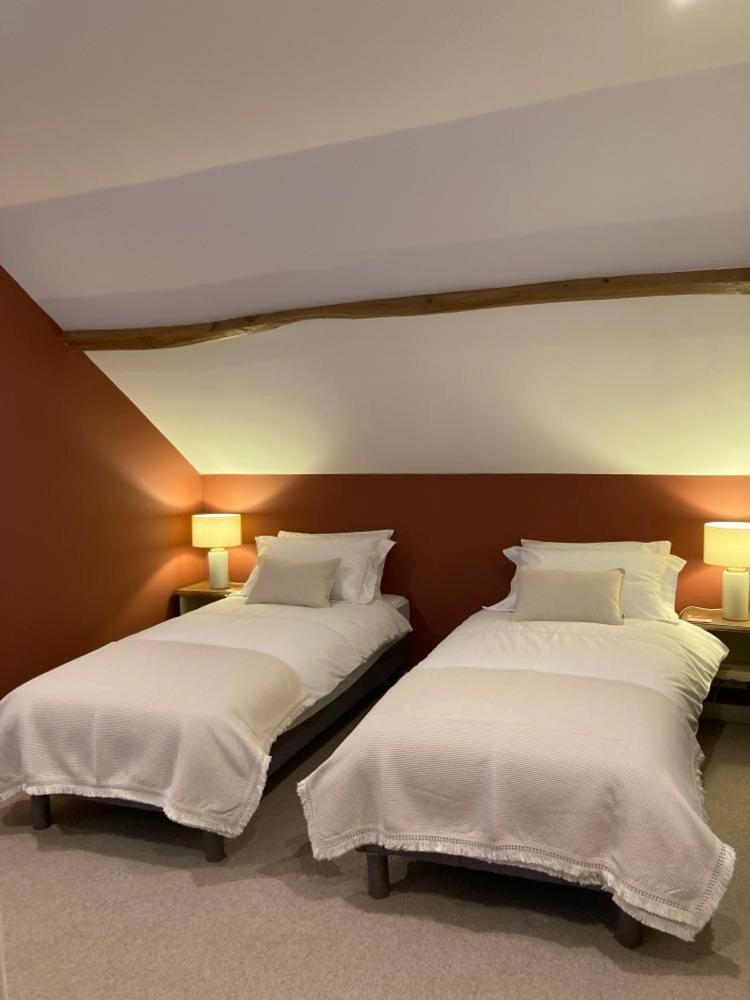 Chambres & Table D'Hotes De La Vieille Ferme Salon-la-Tour Exterior photo